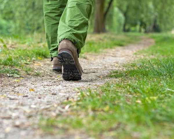 Man oefening wandelen in het park — Stockfoto