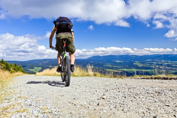 Montar en bicicleta en las montañas — Foto de Stock