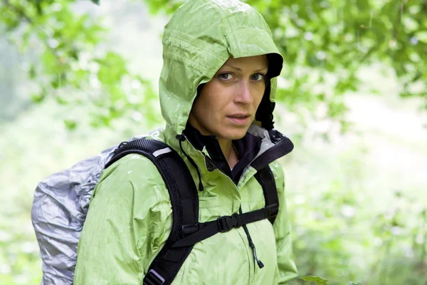 森の中をハイキングする女性 — ストック写真
