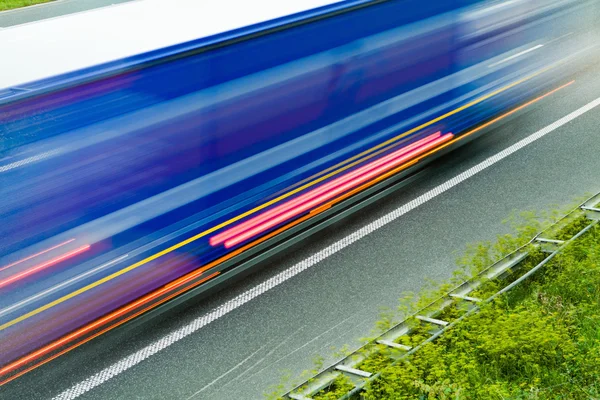 Snelweg verkeer, snelheid en wazig motion — Stockfoto