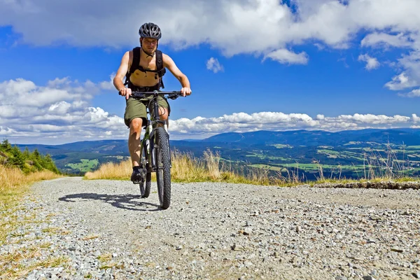 Mountainbiker met een fiets — Stockfoto