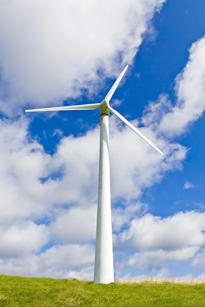 Вітрова турбіна над блакитним небом — стокове фото