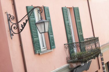 Bina dış cephe sarı duvar balkon