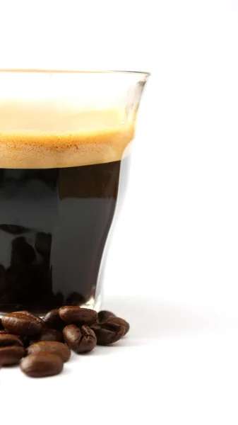 Zwarte koffie en bonen — Stockfoto