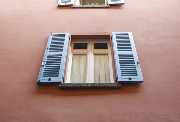 Vieja ventana italiana — Foto de Stock
