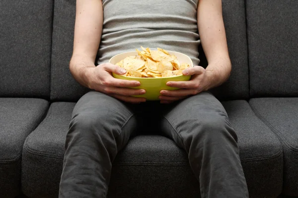 Omul mănâncă chips-uri — Fotografie, imagine de stoc