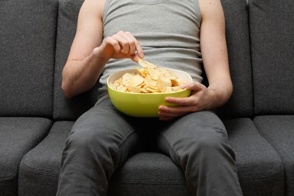 Homem comendo chips — Fotografia de Stock