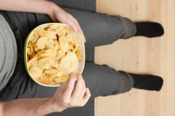 Man eating chips — Stock Photo, Image