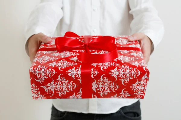 Presenting a gift — Stock Photo, Image