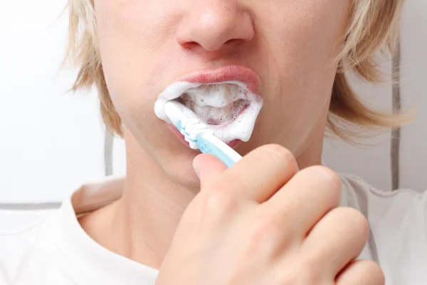 Чищення зубів — стокове фото