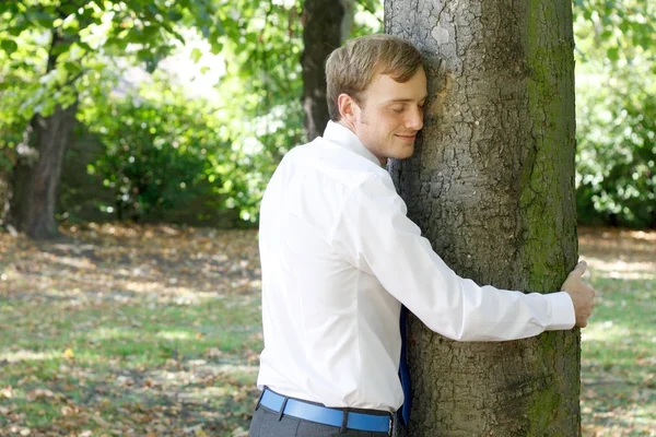 Ein Mann umarmt einen Baum — Stockfoto