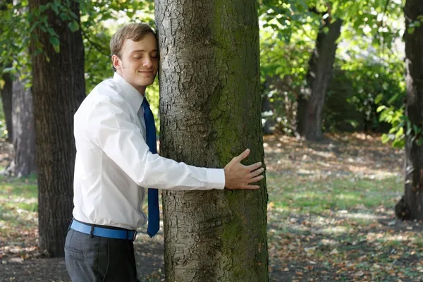 Мужчина, обнимающий дерево — стоковое фото