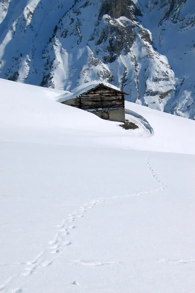 Een hut in de bergen — Stockfoto