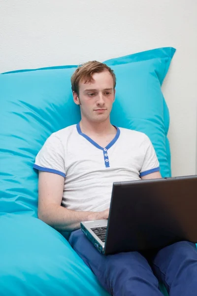 Tonåring med laptop — Stockfoto
