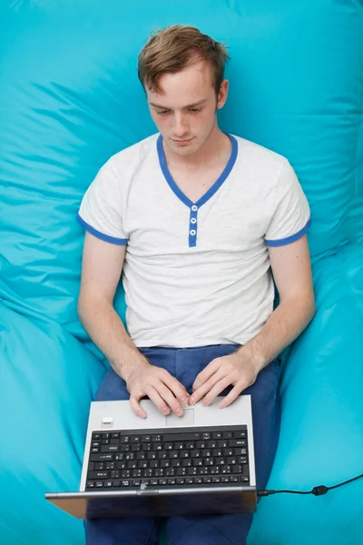 Adolescente con laptop — Foto Stock