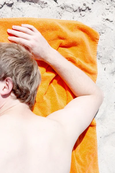 男子睡在沙滩上 — 图库照片