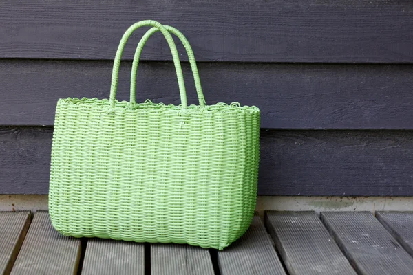 Yeşil plaj çantası — Stok fotoğraf