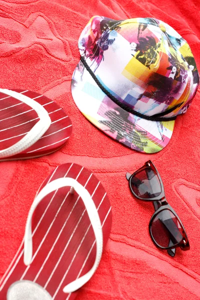 Flip flops, γυαλιά ηλίου και ένα καπάκι — Φωτογραφία Αρχείου