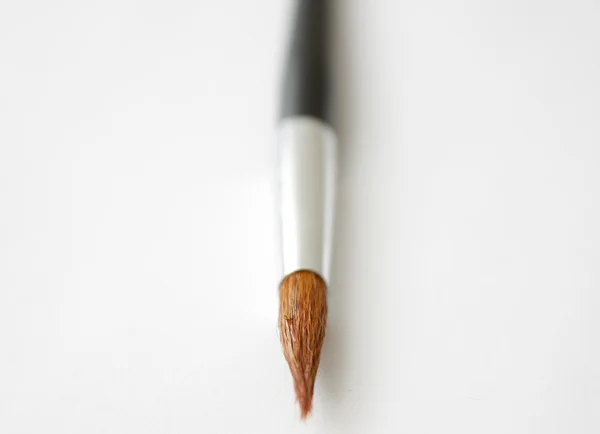 Beyaz arkaplanda boya fırçası — Stok fotoğraf