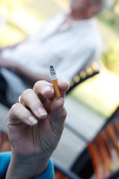 Senior rökning — Stockfoto