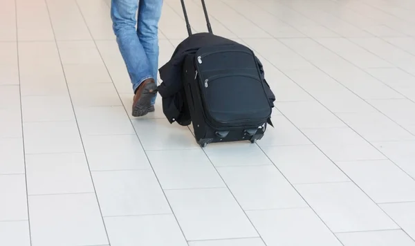 Viajero con una maleta — Foto de Stock