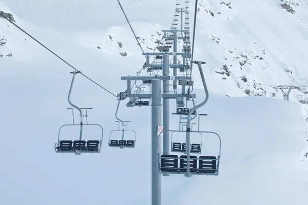 Stolsliften i skidorten — Stockfoto