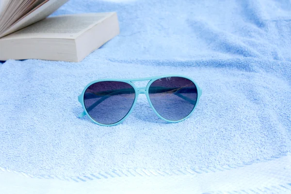 Γυαλιά ηλίου και πετσέτα — Φωτογραφία Αρχείου