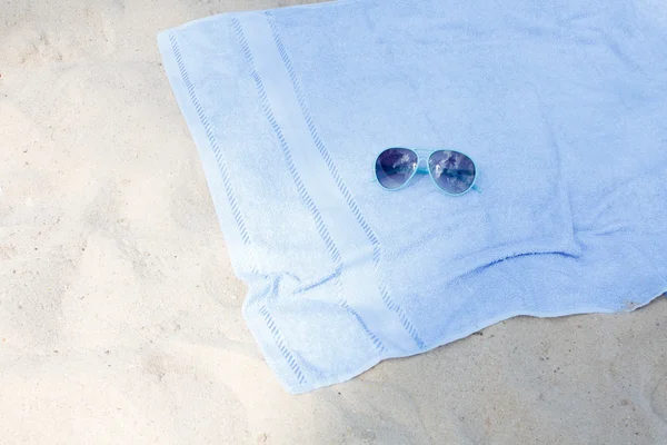Сонцезахисні окуляри і рушник — стокове фото