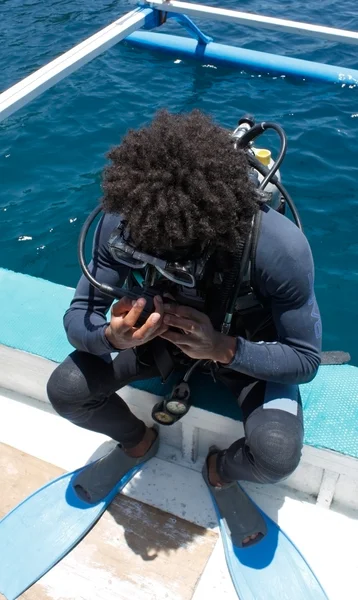 Дайвер с аквалангом — стоковое фото