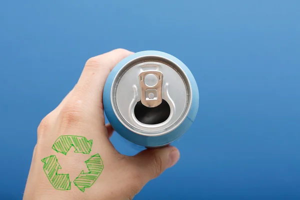 Beber de lata — Fotografia de Stock