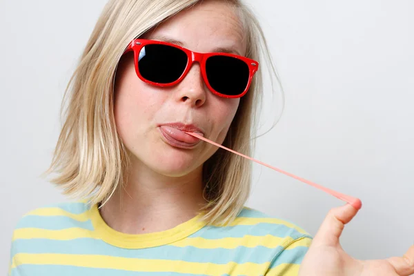 Flicka som leker med tuggummi — Stockfoto