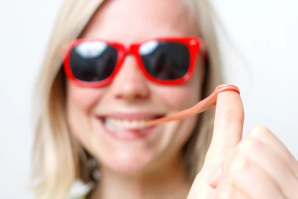 Meisje spelen met kauwgom — Stockfoto