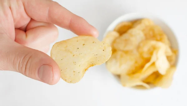 Hand with potato chip — Stock Photo, Image