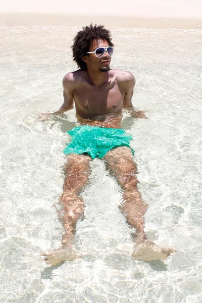 Homem desfrutando do litoral — Fotografia de Stock