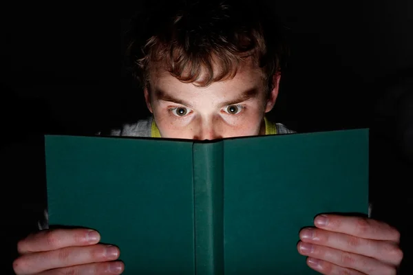 Reading at night — Stock Photo, Image