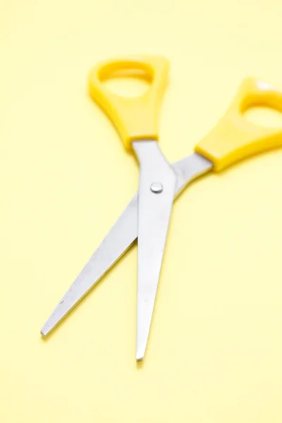 Желтые ножницы — стоковое фото