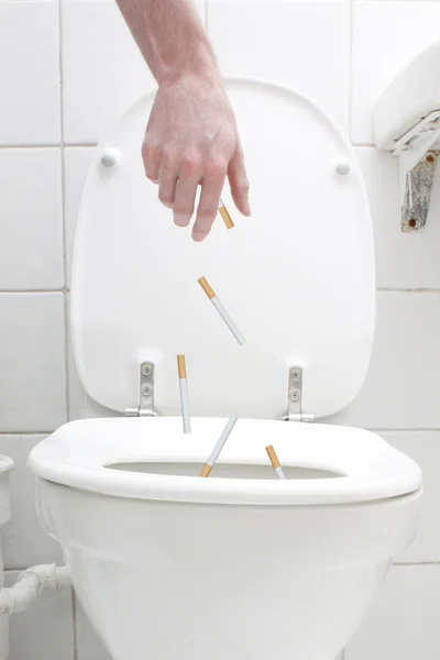 Смывание сигарет — стоковое фото