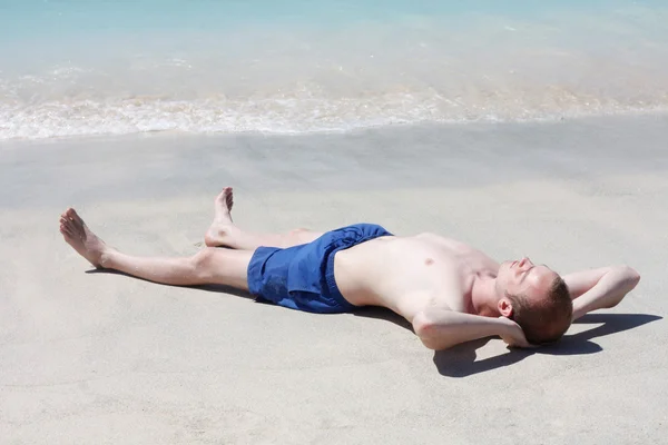 Мужчина отдыхает на пляже — стоковое фото