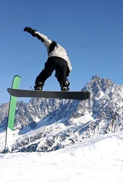Snowboarder skoki — Zdjęcie stockowe