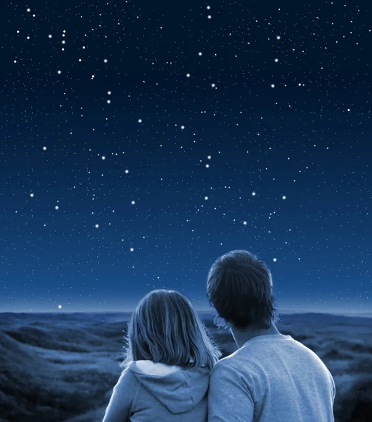 Couple under starry sky — Stock Photo, Image