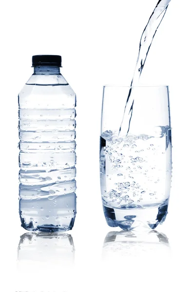 Agua mineral en vidrio y botella —  Fotos de Stock