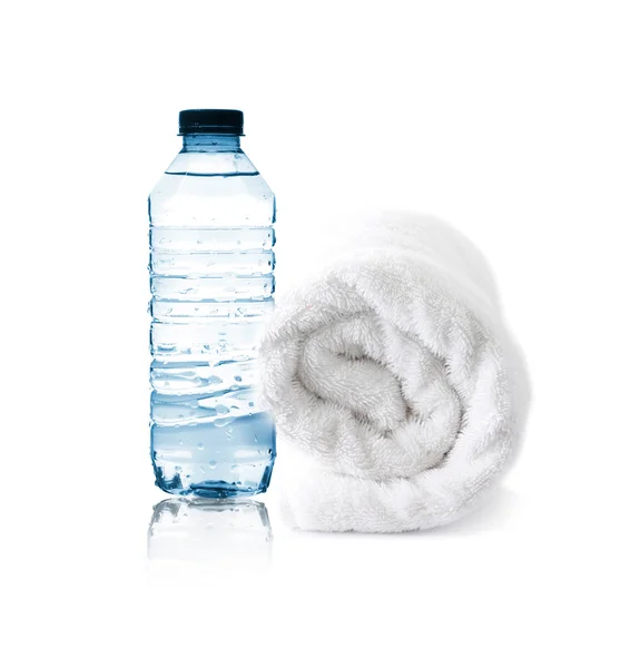 Бутылка воды и полотенце — стоковое фото
