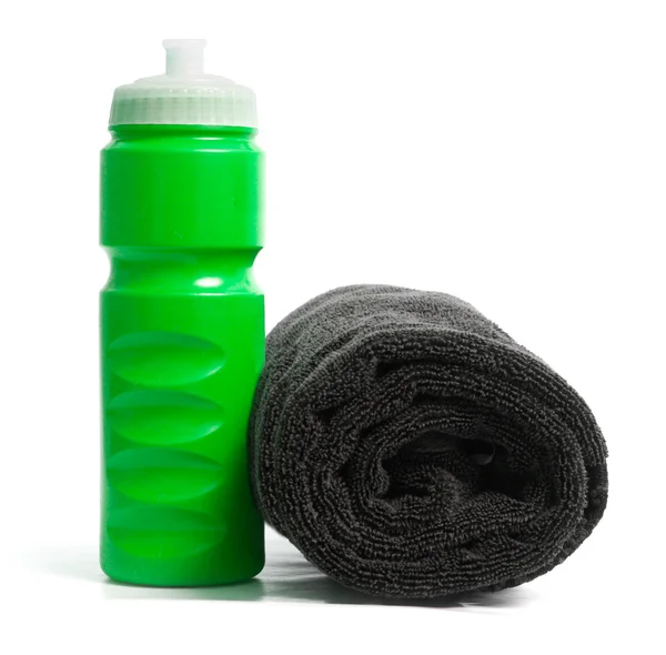 Wasserflasche und Handtuch — Stockfoto