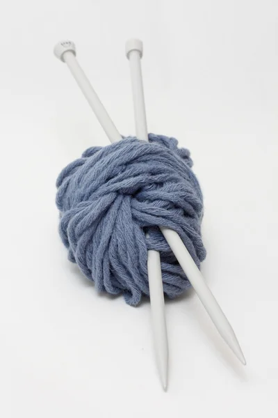Fils et aiguilles à tricoter — Photo