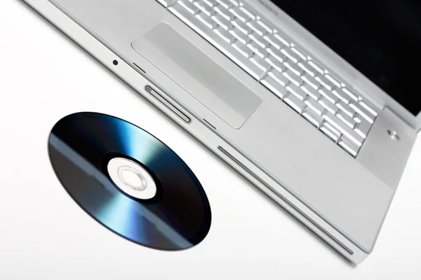 笔记本电脑和 cd — 图库照片