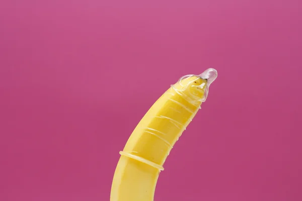 Банан носити презерватив — стокове фото