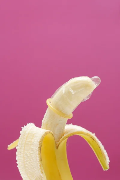 Banana che indossa preservativo — Foto Stock
