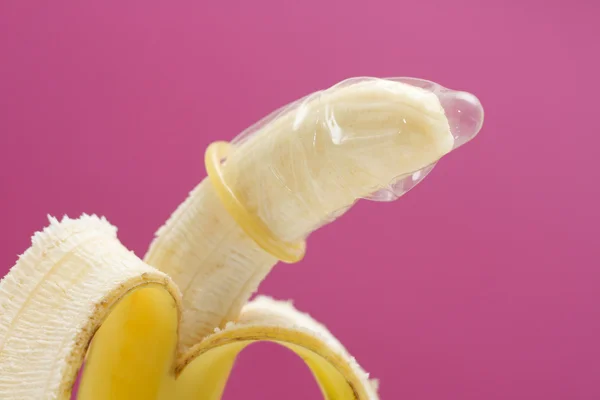 Banana usando preservativo — Fotografia de Stock