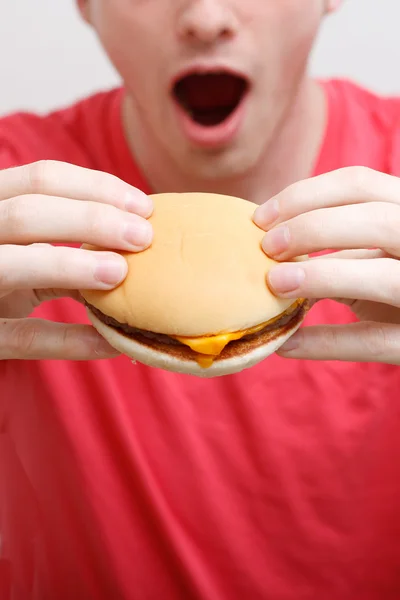 Omul mănâncă burger — Fotografie, imagine de stoc