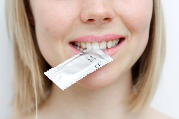 Žena s kondomem — Stock fotografie
